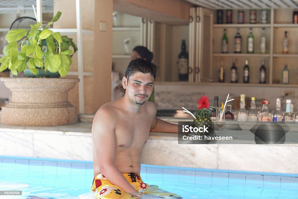 Uomo in piscina - Foto stock royalty-free di Bar
