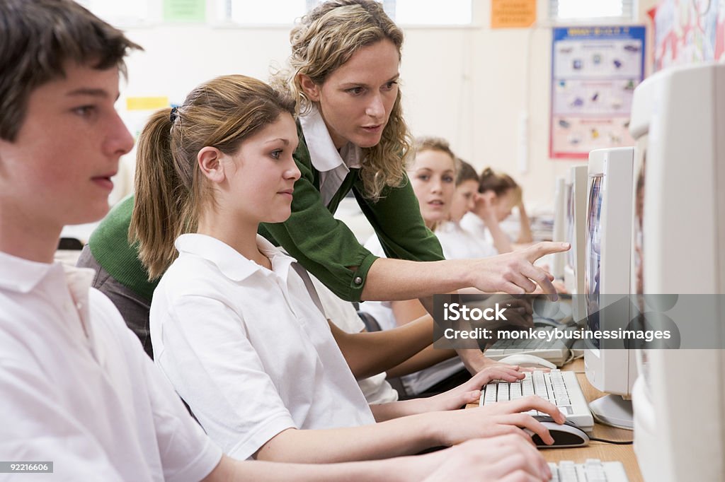 Schoolchildren Studiować przed komputerów - Zbiór zdjęć royalty-free (Uczeń szkoły średniej)