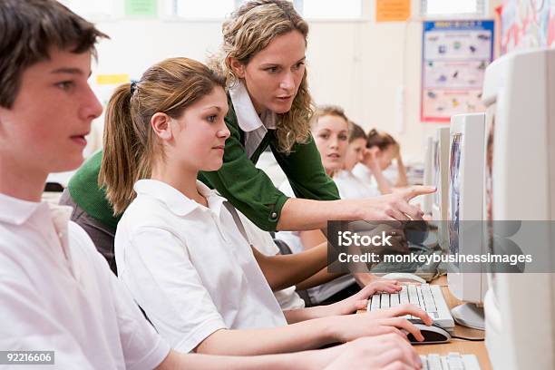 Schoolchildren Studiować Przed Komputerów - zdjęcia stockowe i więcej obrazów Uczeń szkoły średniej - Uczeń szkoły średniej, Komputer, Dzieci w szkole