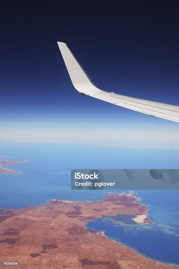 Ala de avión en el desierto y al mar - Foto de stock de Australia libre de derechos