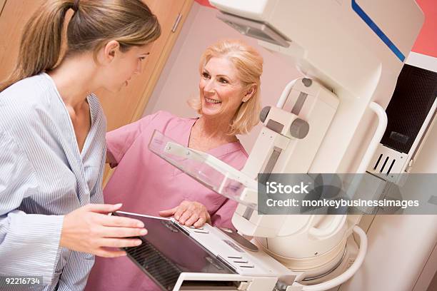 Infermiera Con Paziente Ha Una Mammografia - Fotografie stock e altre immagini di Mammografia - Mammografia, Visita medica, Macchina per radiografie