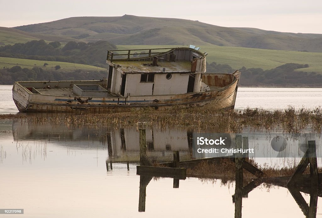 Barca abbandonata nel Point Reyes, CA - Foto stock royalty-free di Abbandonato