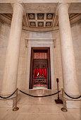 oberster-gerichtshof-der-vereinigten-staaten-kammer-formale-eintrag-in-washington-dc.jpg?b=1&s=170x170&k=20&c=p2gbYvD0Z4D36qz8BTG6d8j_9fAO4d88J343AV8o2xQ=