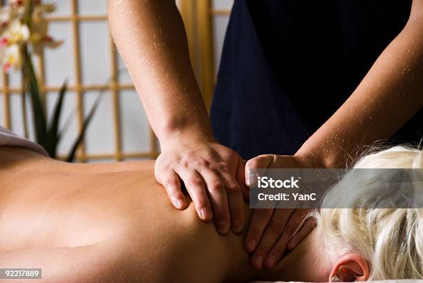 La Terapia Foto de stock y más banco de imágenes de Aceite de masaje - Aceite de masaje, Adulto, Alivio