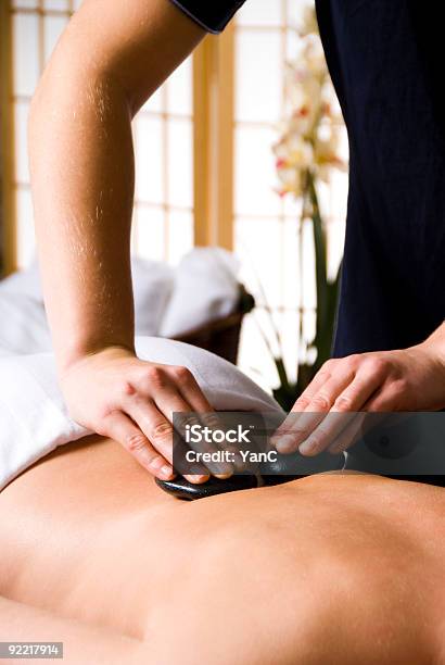 Massaggio Con Pietre Calde - Fotografie stock e altre immagini di Accudire - Accudire, Adulto, Beautiful Woman
