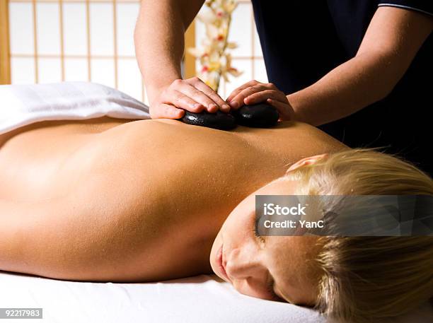 Hotstonemassage Stockfoto und mehr Bilder von Alternative Behandlungsmethode - Alternative Behandlungsmethode, Attraktive Frau, Berühren