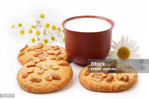 Biscoitos E Leite - Fotografias de stock e mais imagens de Amarelo - Amarelo, Amendoim - Alimento, Assado no Forno