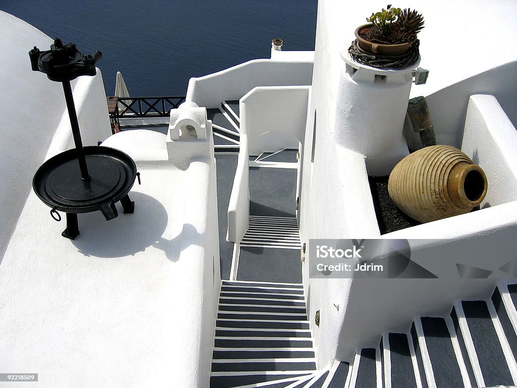 Santorin pas, une architecture moderne, en Grèce. Noir, blanc et gris. - Photo de Admirer le paysage libre de droits