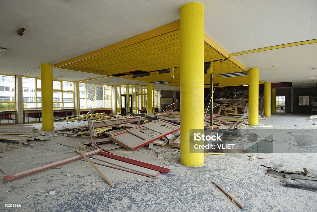 À l'intérieur d'un bâtiment bientôt être Démoli - Photo de Bâtiment vu de l'extérieur libre de droits