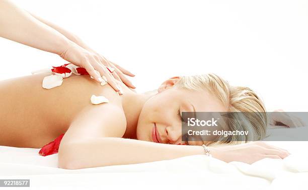 Professionelle Massage Mit Blütenblättern Stockfoto und mehr Bilder von Blume - Blume, Blütenblatt, Erholung