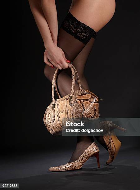 スネークスキンシューズハンドバッグとストッキング - ハンドバッグのストックフォトや画像を多数ご用意 - ハンドバッグ, 女性, 裸