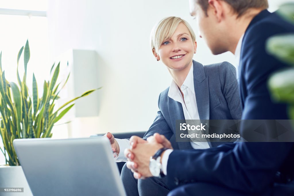 Positiven wirtschaftlichen Berater arbeiten mit client - Lizenzfrei Vermögensberatung Stock-Foto