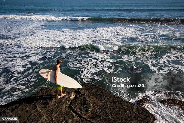 Surferka - zdjęcia stockowe i więcej obrazów Deska surfingowa - Deska surfingowa, Dorosły, Fala - Woda