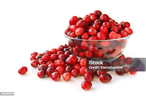 Cranberries В Миску — стоковые фотографии и другие картинки Клюква - Клюква, Белый фон, Изолированный предмет