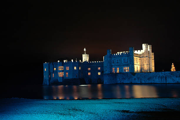 leeds castle an weihnachten - leeds castle stock-fotos und bilder