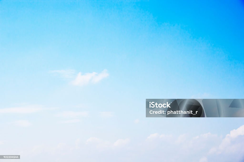 Enfoque suave del fondo y las nubes blancas del cielo azul y espacio de copia - Foto de stock de Cielo libre de derechos