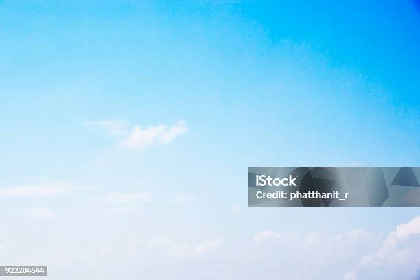 Enfoque Suave Del Fondo Y Las Nubes Blancas Del Cielo Azul Y Espacio De Copia Foto de stock y más banco de imágenes de Cielo