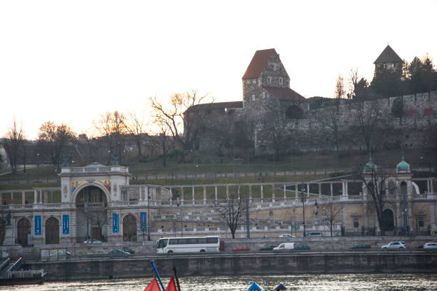 barrio del castillo de buda - fort budapest medieval royal palace of buda fotografías e imágenes de stock