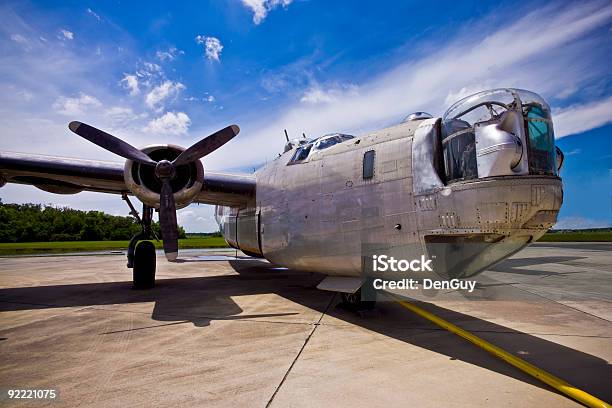 Photo libre de droit de La Seconde Guerre Mondiale Nous B24 Liberator Bomber Grand Angle banque d'images et plus d'images libres de droit de Antenne individuelle