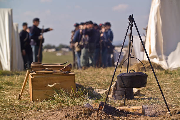 미국 남북전쟁 뜰의 집중입니다 in foreground (전경 - civil war american civil war battlefield camping 뉴스 사진 이미지