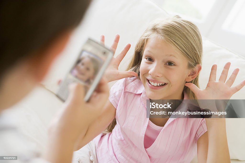 Молодой мальчик принимая картину Девушка с камерой телефона - Стоковые фото Беспроводная технология роялти-фри