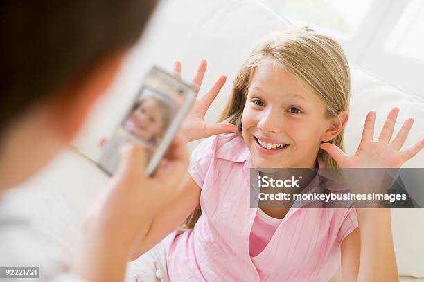 Молодой Мальчик Принимая Картину Девушка С Камерой Телефона — стоковые фотографии и другие картинки Беспроводная технология