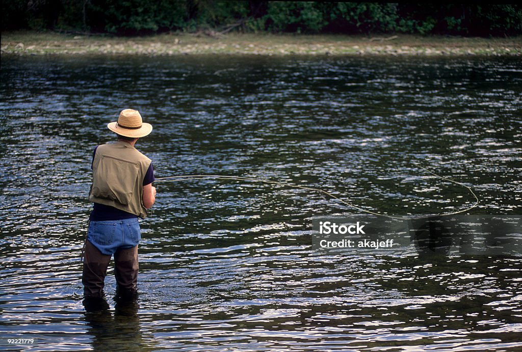 Reifer Mann Fliegenfischen in einem Bergbach - Lizenzfrei Horizontal Stock-Foto