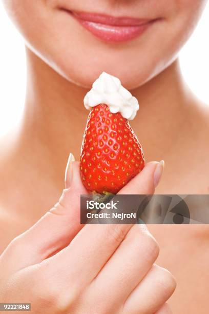 Chica Con Una Fresca Jugoso Fresa Foto de stock y más banco de imágenes de Adulto - Adulto, Adulto joven, Alimento