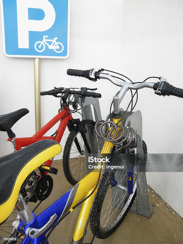 自転車用の駐車場 - ガレージのロイヤリティフリーストックフォト