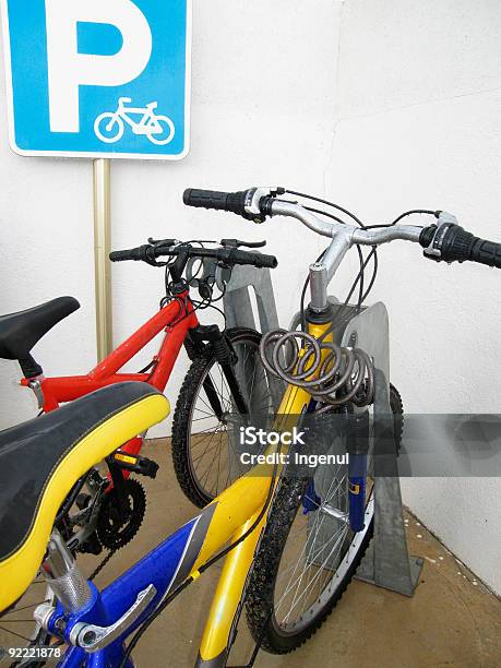 自転車用の駐車場 - ガレージのストックフォトや画像を多数ご用意 - ガレージ, 自転車, カラー画像