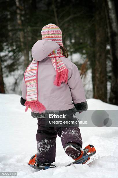 Chica Caminando Con Snowshoes Foto de stock y más banco de imágenes de Niño - Niño, Raqueta para la nieve, Snowshoeing