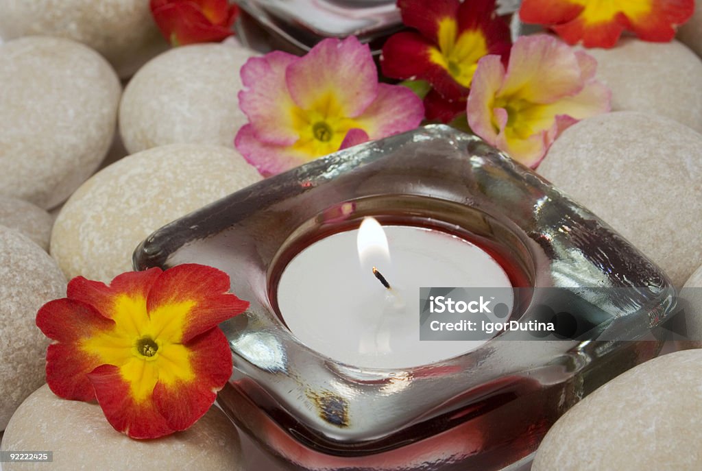 Pedras, flores e velas perfumadas - Foto de stock de Aromaterapia royalty-free