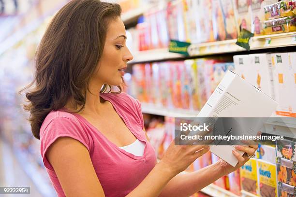 Donna Controllando Letichettatura Degli Alimenti - Fotografie stock e altre immagini di Etichetta - Etichetta, Cibo, Supermercato