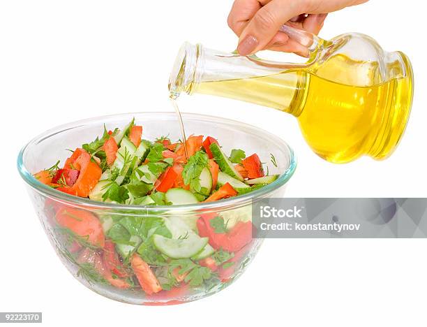 Insalata Vegetariana Con Olio Impianto - Fotografie stock e altre immagini di Alimentazione sana - Alimentazione sana, Aneto, Bianco