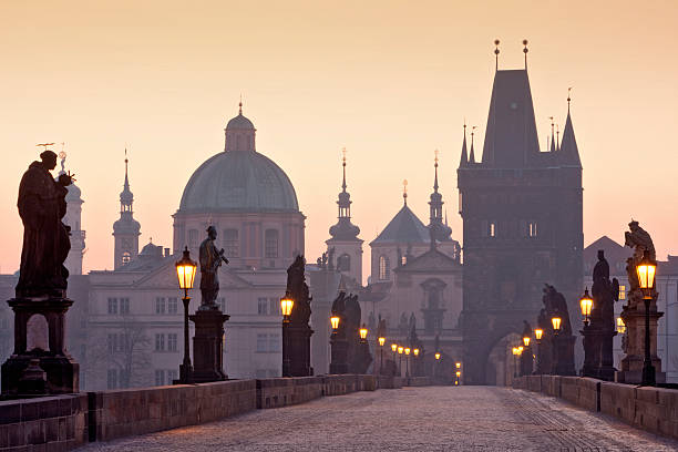 karlsbrücke in prag - prag stock-fotos und bilder