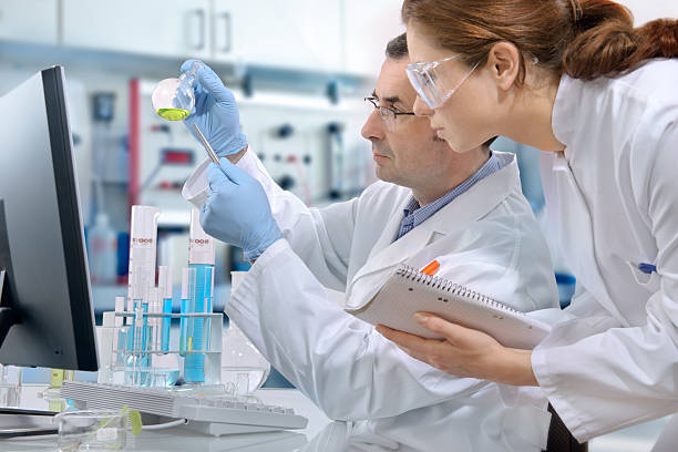 laboratorium - scientist research test tube lab coat zdjęcia i obrazy z banku zdjęć