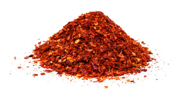 красный горячий чили с порошком на белом фоне. - pepper spice dried plant image стоковые фото и изображения