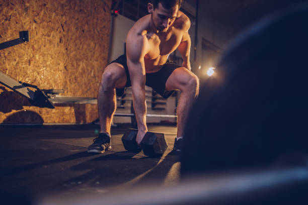 istock Man body building in gym 922241422