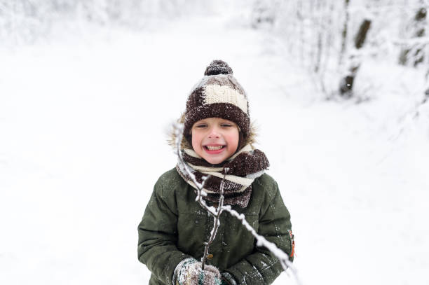 istock Little boy in winter park. 922241474