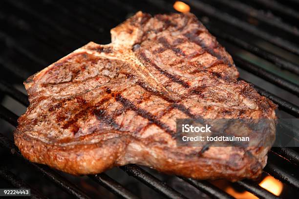 Tbone Steak On The Grill Foto de stock y más banco de imágenes de Chuletón - Chuletón, Abierto, Alimento