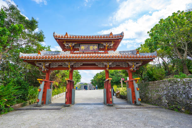 shureimon tor in shuri schloß in okinawa, japan - shuri castle stock-fotos und bilder