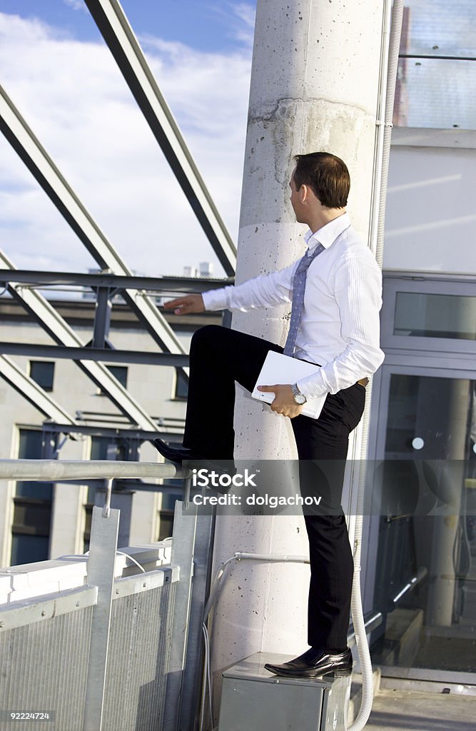 Bel homme d'affaires avec ordinateur portable sur un chantier - Photo de Adulte libre de droits