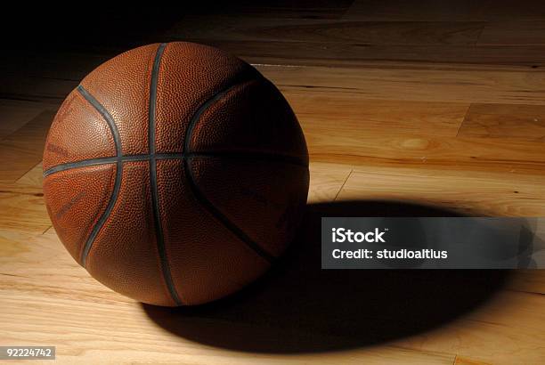 Antiguo En Un Vacío Gimnasio De Básquetbol Foto de stock y más banco de imágenes de Baloncesto - Baloncesto, Color - Tipo de imagen, Cuero