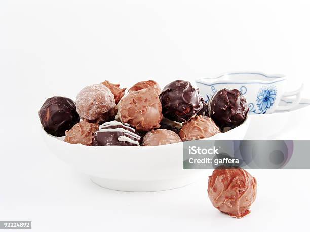 Foto de Chocolates e mais fotos de stock de Tigela - Louça - Tigela - Louça, Trufa de Chocolate, Alimentação Não-saudável