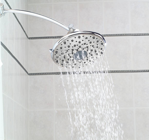 오버헤드 레인펄 샤워꼭지 세라믹 타일 샤워기가 설치된 - shower head falling water bathroom water 뉴스 사진 이미지