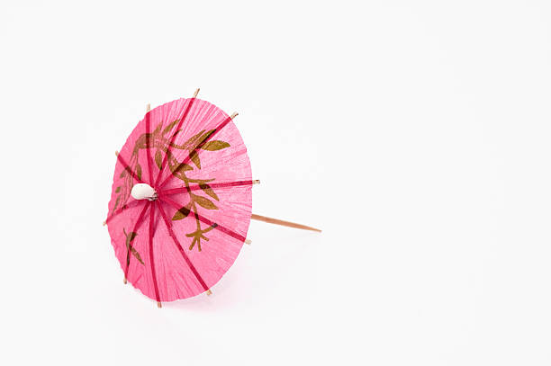 un parapluie pink - drink umbrella umbrella pink paper photos et images de collection