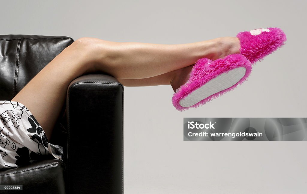 Chica relaja con rosa pantuflas - Foto de stock de Zapatilla libre de derechos