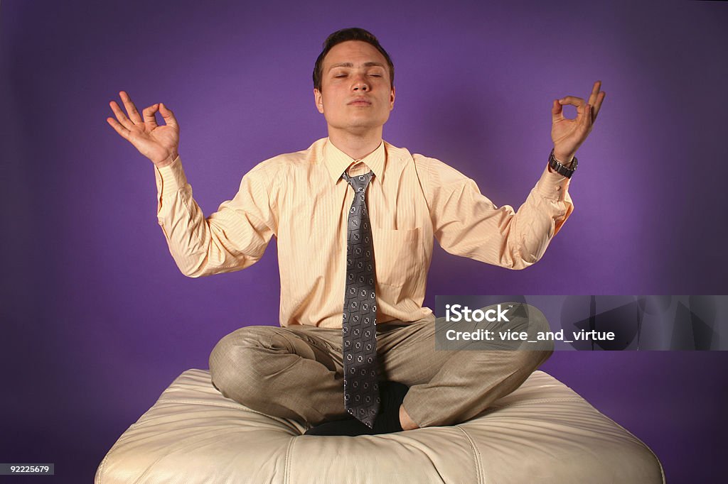 Jovem Empresário meditar no sofá - Royalty-free Adulto Foto de stock