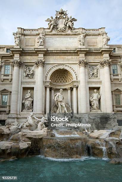 La Fontana Di Treviroma - Fotografie stock e altre immagini di Acqua - Acqua, Architettura, Arco - Architettura