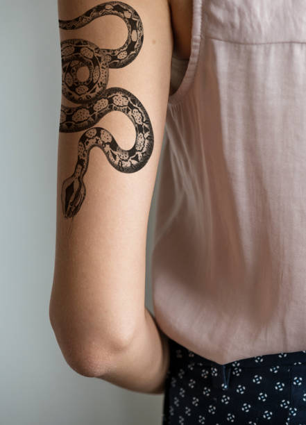 女性の腕のタトゥーのクローズ アップ - tattoo women back rear view ストックフォトと画像